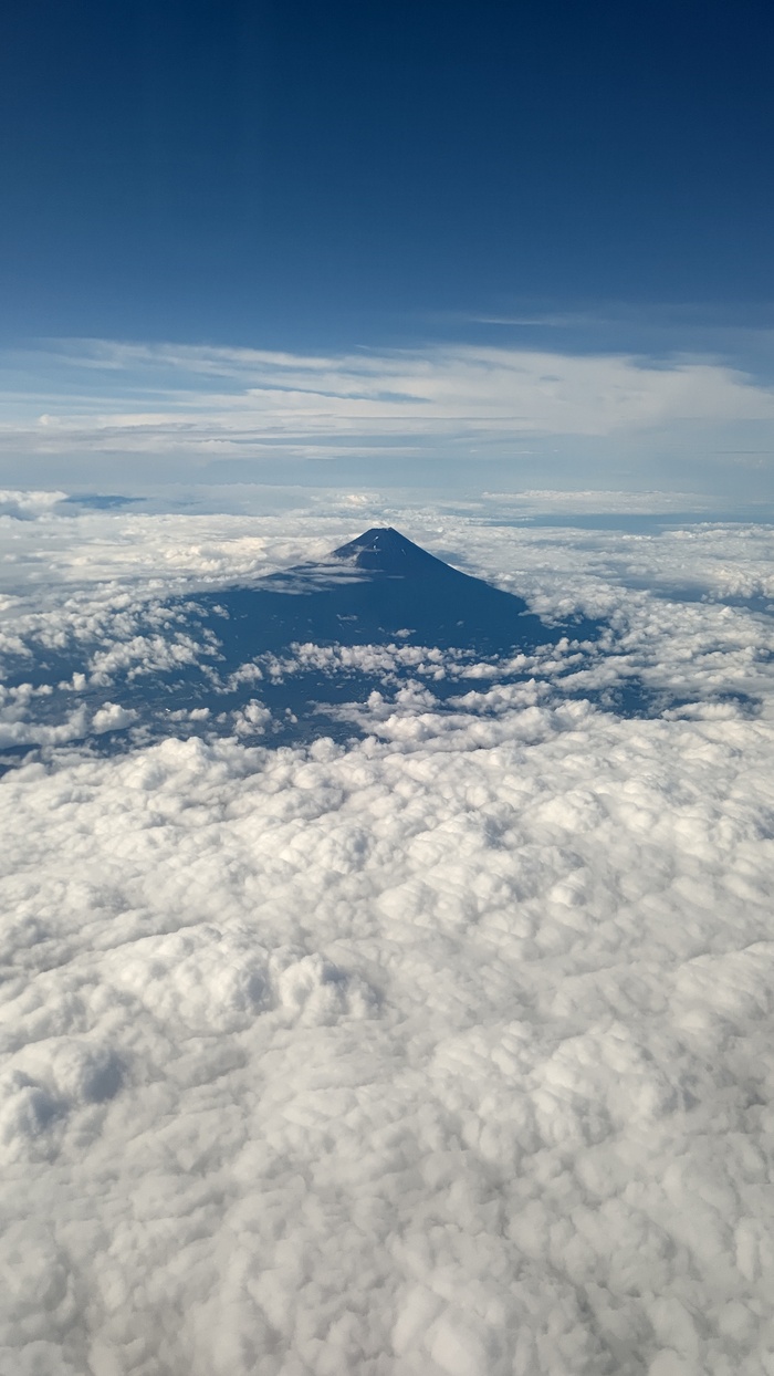 富士山の周りに夏雲