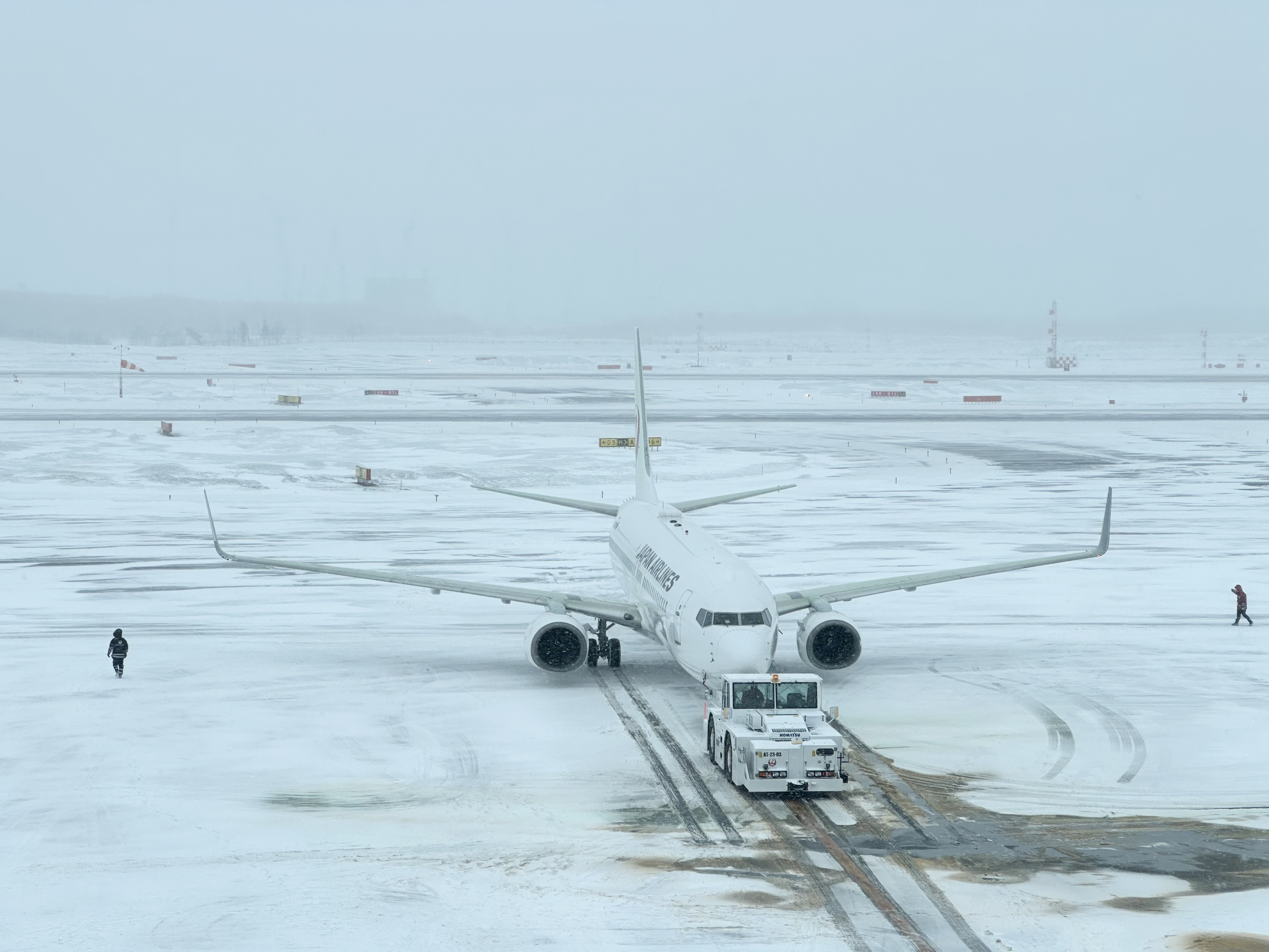 今日（2024.2.26）午前 雪の新千歳空港『JAL機』垂...
