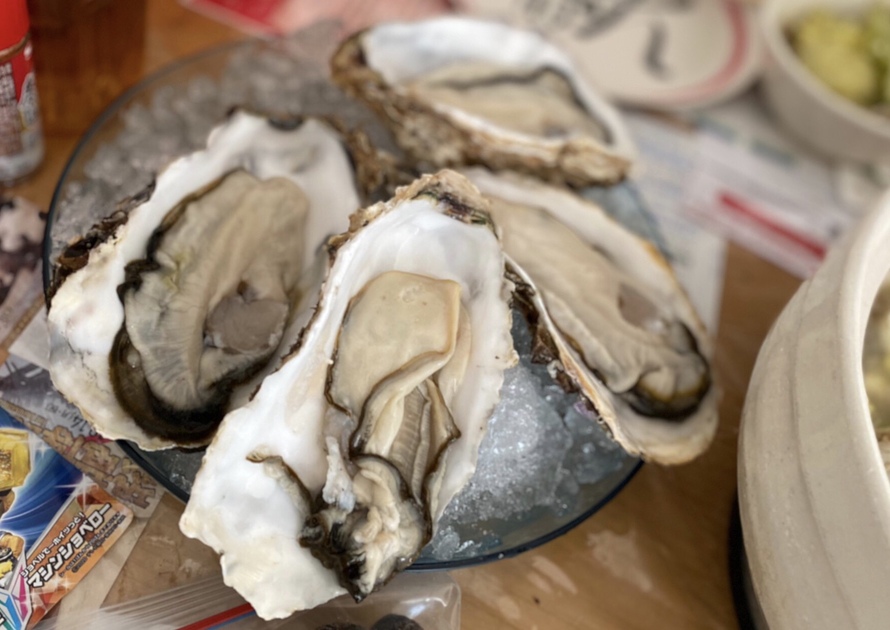 さっふぉーさん 大宮市場で殻付きの牡蠣とヒ