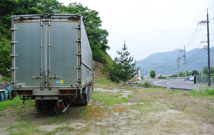 秀玉さん 島には 廃車がいっぱい