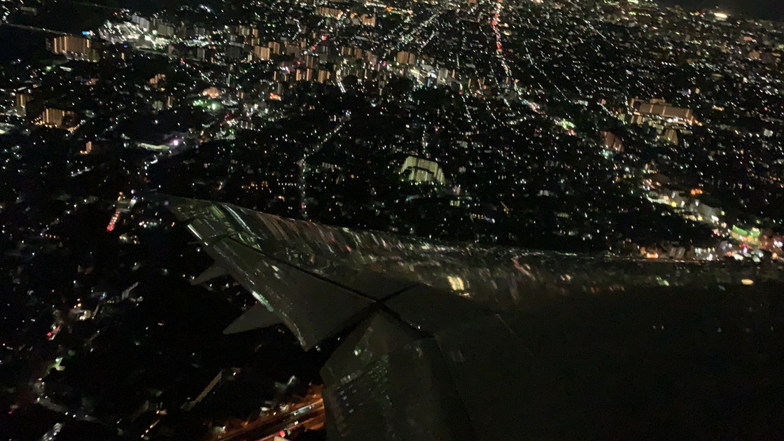 MOUMOUさん・夜の街🌉 伊丹空港から離陸...